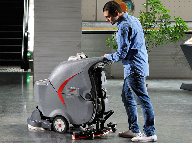 廠家告訴你手推式洗地機(jī)的六大優(yōu)勢——工業(yè)洗地機(jī)