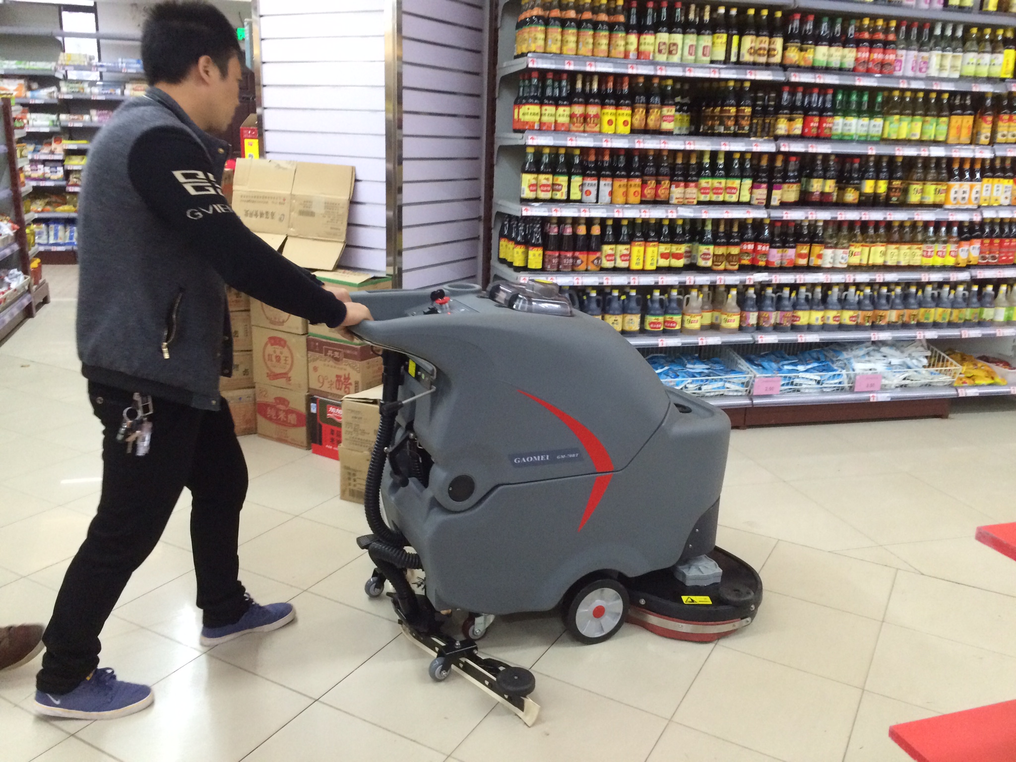 全自動洗地機，老人推得動嗎？