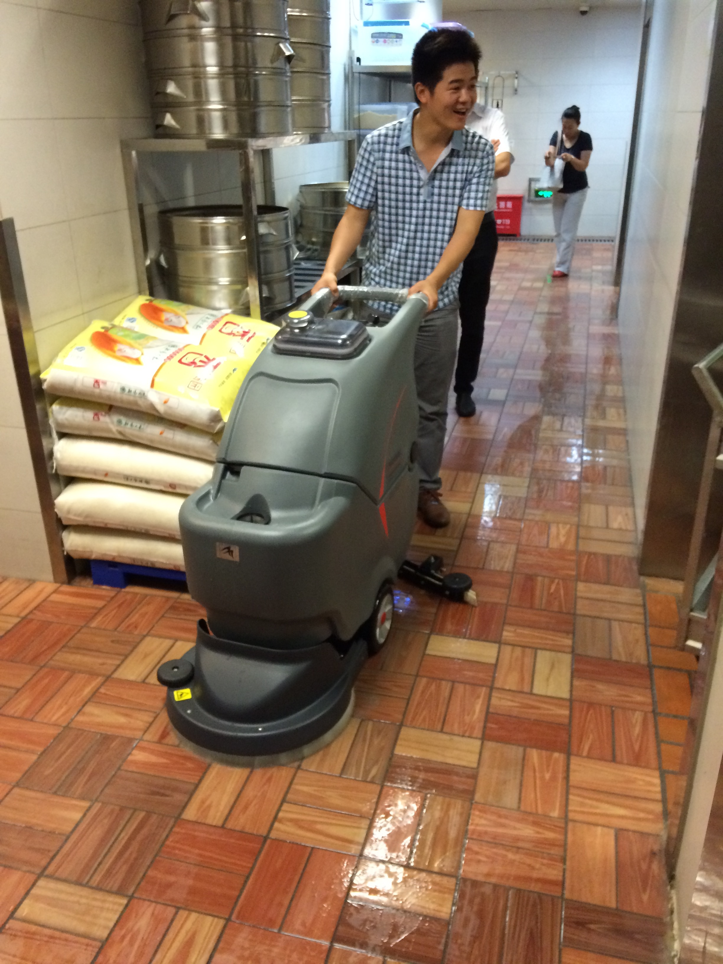 洗地機廠家應(yīng)提供合理報價，讓洗地機市場價格均衡