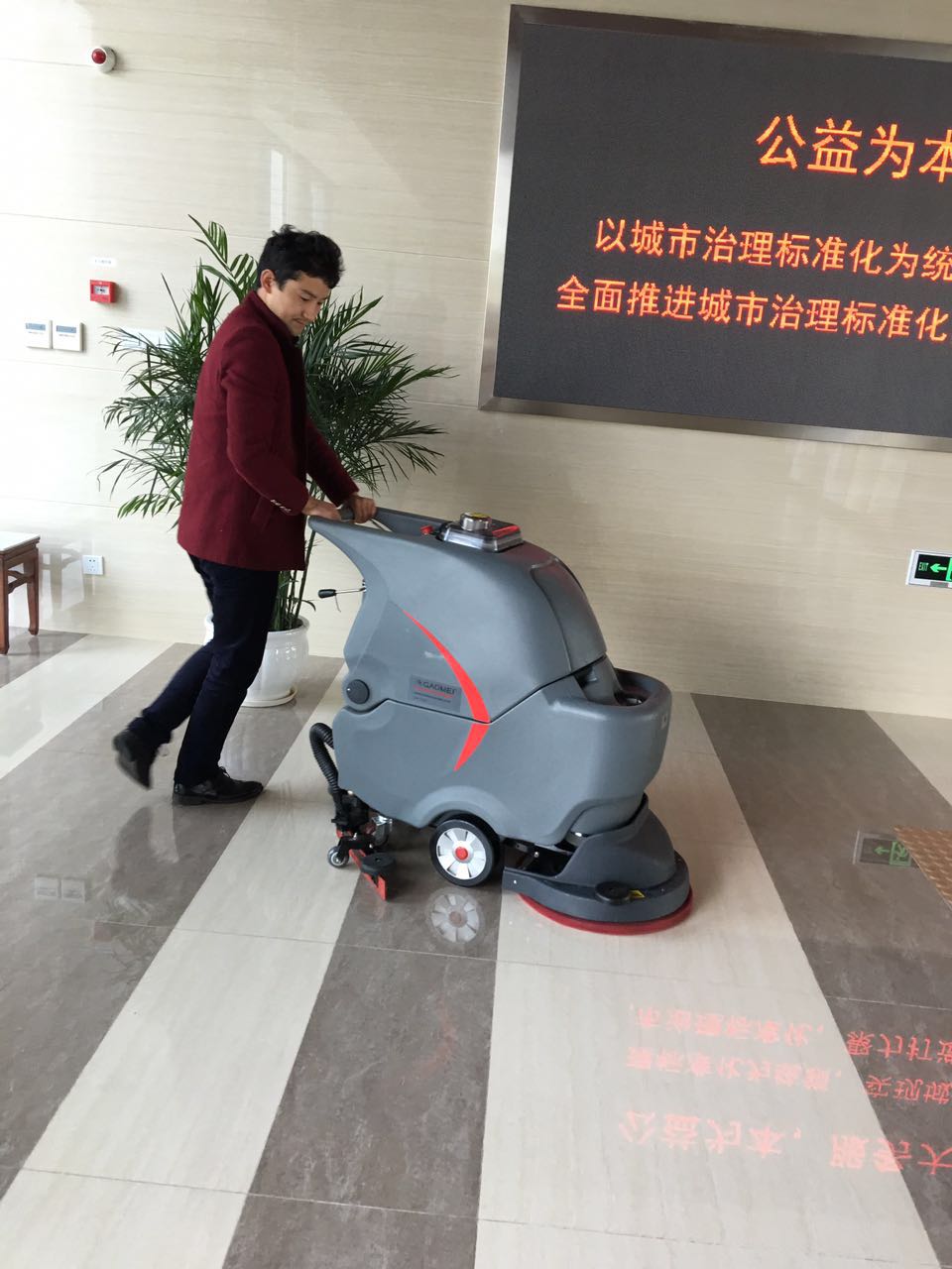 全自動(dòng)洗地機(jī)，現(xiàn)代保潔的工具首選