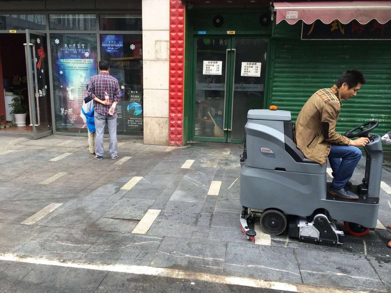 駕駛式洗地機(jī)的電瓶多長(zhǎng)時(shí)間更換一次，大約多少錢(qián)？