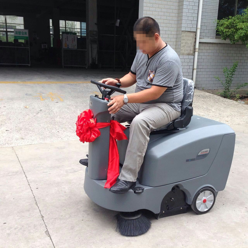 戶(hù)外機(jī)械化掃地，駕駛式掃地機(jī)更具人性化