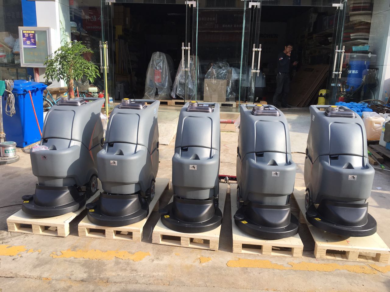 如何來(lái)選擇駕駛式洗地機(jī)和手推式洗地機(jī)，這兩種哪個(gè)更實(shí)用？