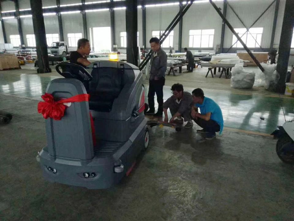 誰來解釋下；駕駛式洗地機的性價比比手推式洗地機高呢？