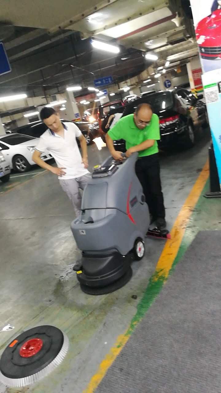 工廠車間環(huán)氧地面不好清洗怎么辦？洗地機是個好幫手