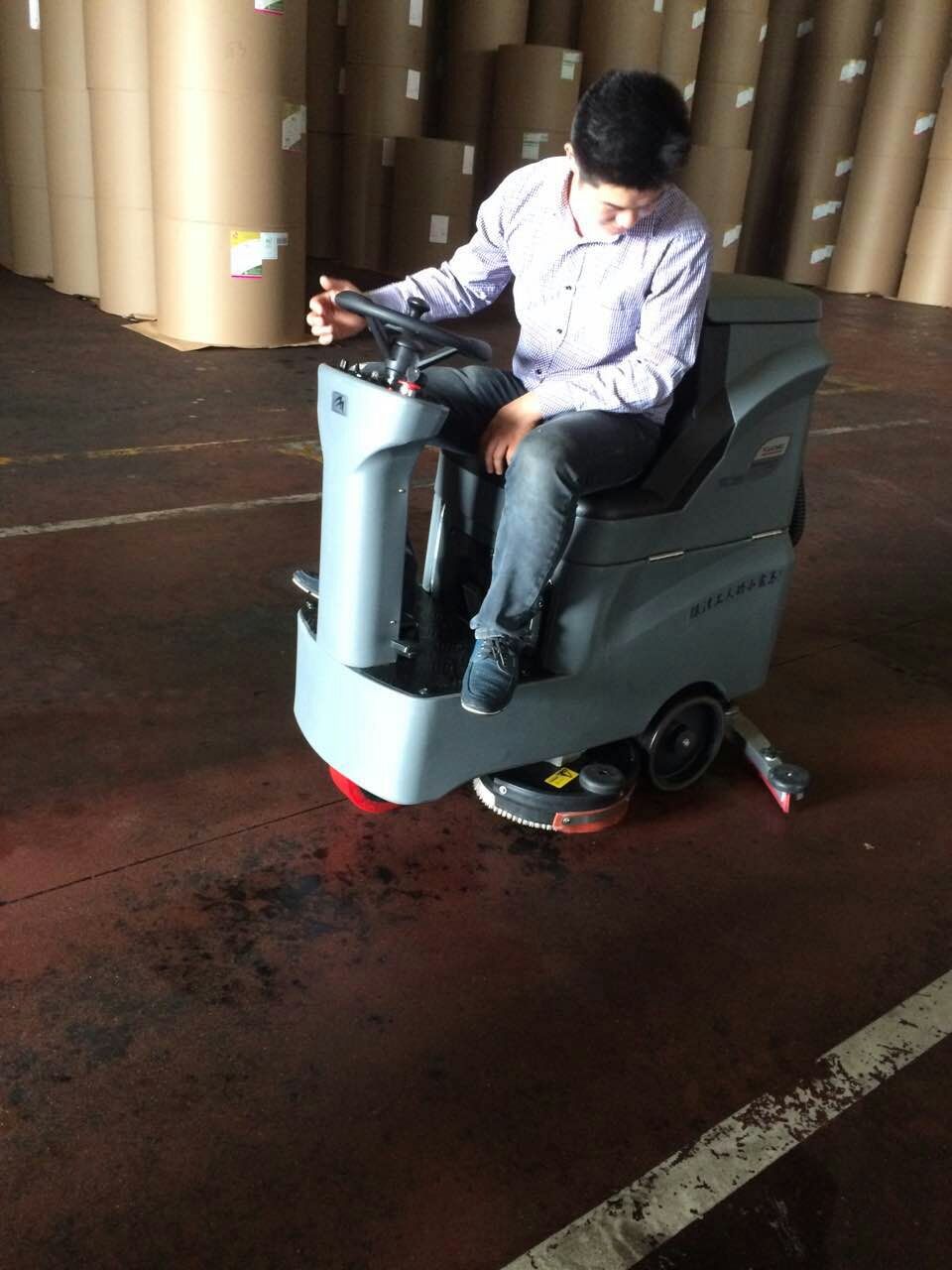 工廠選擇什么價格的全自動洗地機比較好？