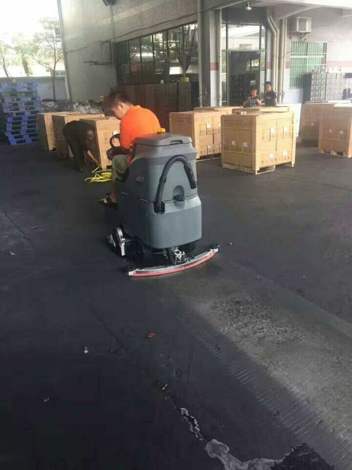 駕駛式全自動洗地機，保潔行業(yè)的神器！