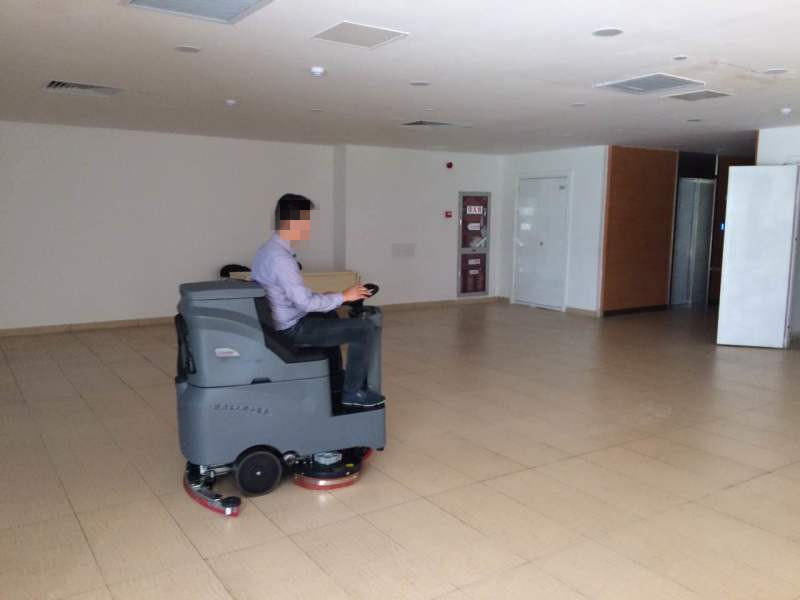 駕駛式洗地機在環(huán)境清潔中的獨具優(yōu)勢在哪里？