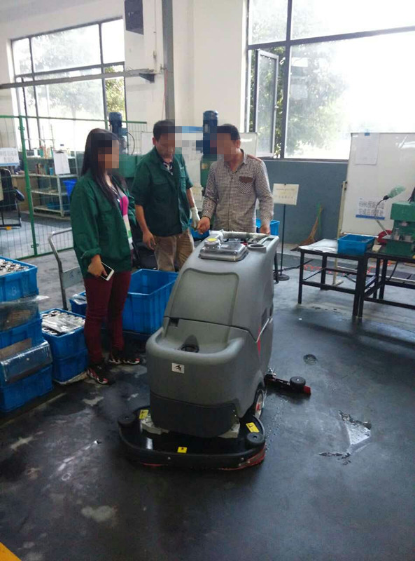 商場，超市選擇什么樣的全自動洗地機(jī)做保潔比較合適?