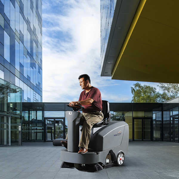 駕駛式掃地機(jī)在清掃地面時(shí)應(yīng)該要注意的三大問(wèn)題！